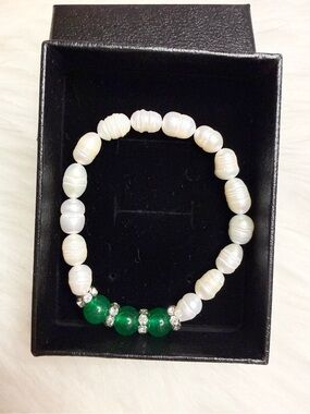 Pearl and Green jade Bead Stretch Bracelet